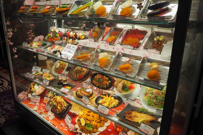 Ausgeselltes Essen aus Plastik statt Speisekarten. 