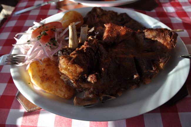 Dort gibt es das vielleicht bekannteste Restaurant der Stadt, La Nueva Palomino, wo gerne viel Fleisch serviert wird (mind. 500 g!!)
