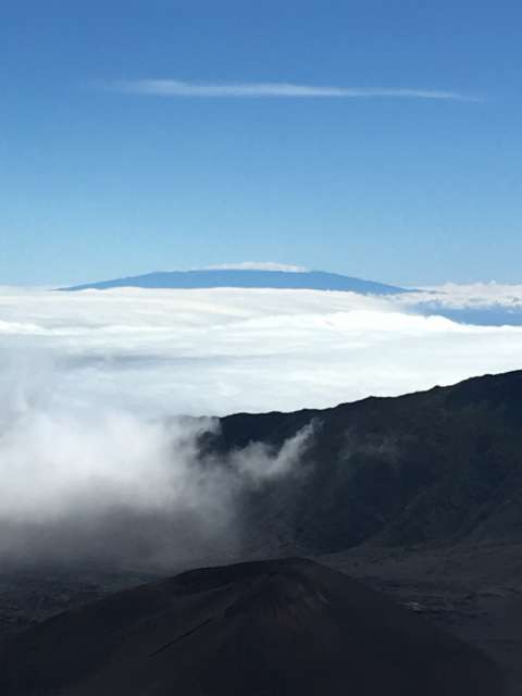 Mauna Kea mit Schnee im Hintergrund auf Big Island
