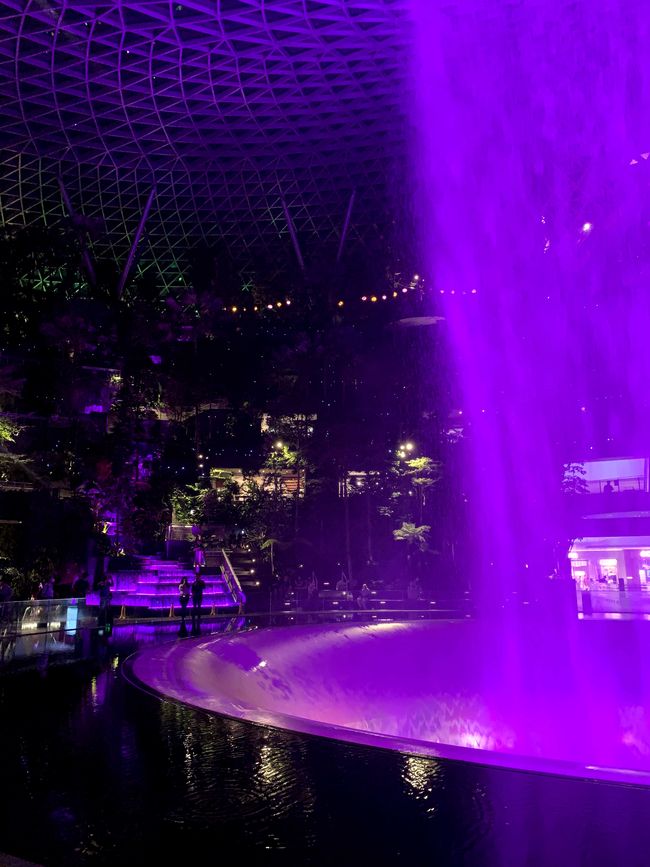 Wasserfall in der Mall gegenüber des Flughabens bei Nacht