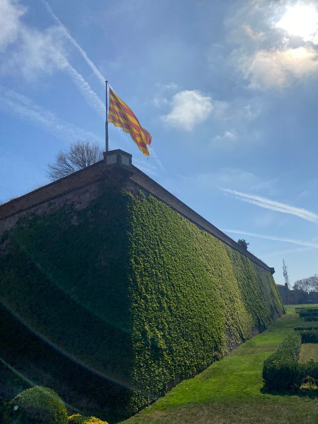 Flagge Kataloniens auf dem Schloss 