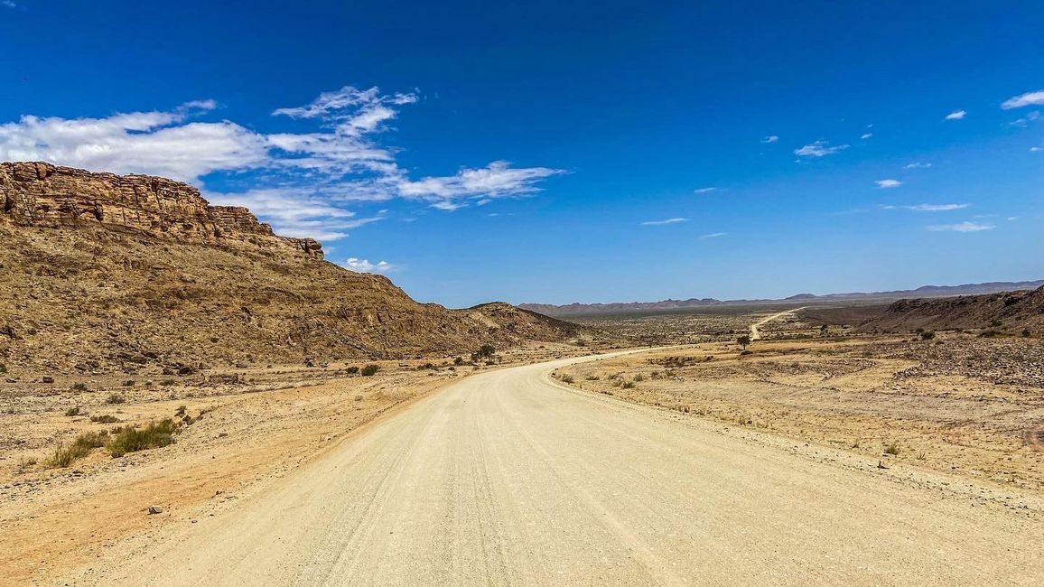 Gravel road to Lüderitz