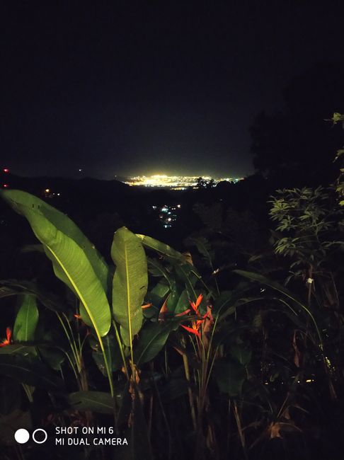 Blick von Minca auf Santa Marta bei Nacht