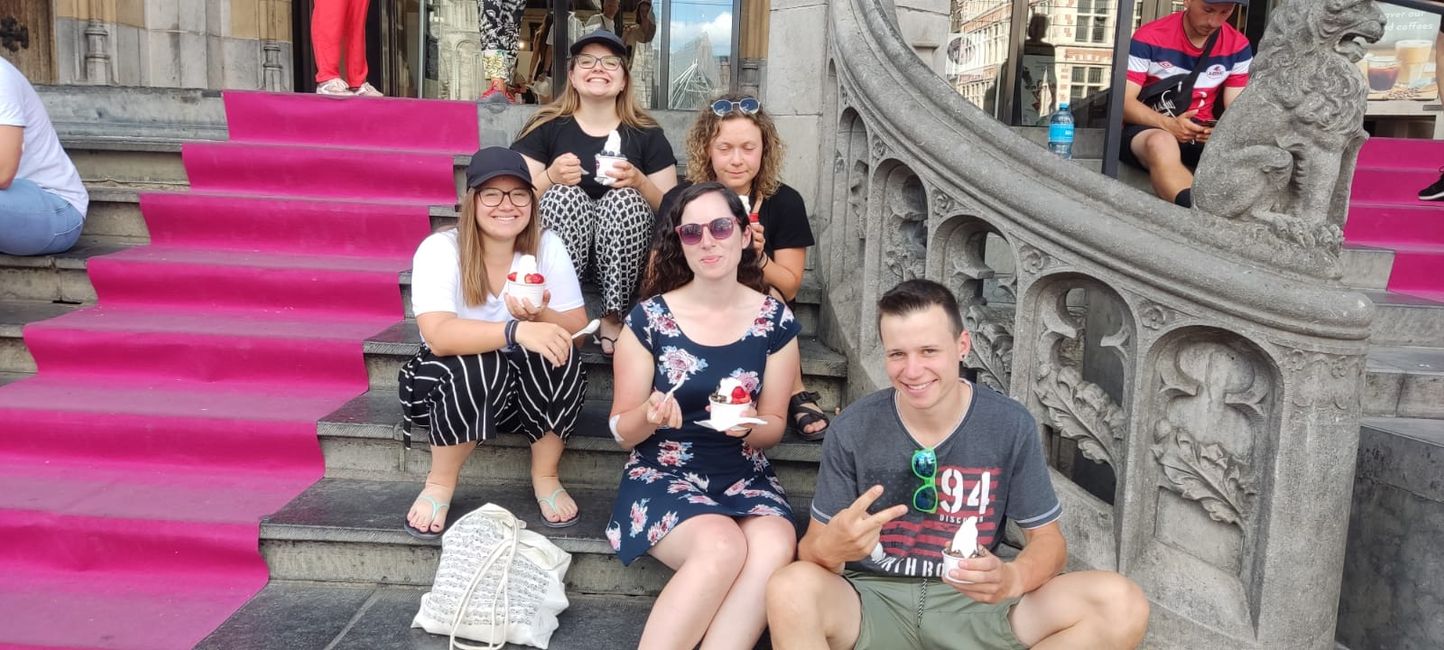Im Schatten Frozen Yoghurt essen, einem Straßenmusikanten lauschen und die Altstadt anschauen: das Leben kann so schön sein!