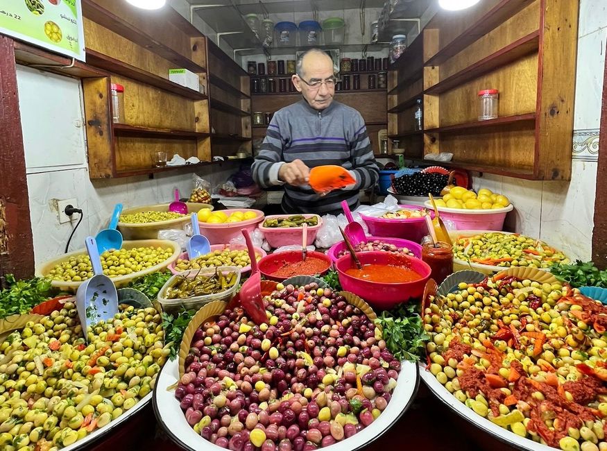 Dieser Mann bietet Oliven in allen Varianten an. (Foto: Birgit) 