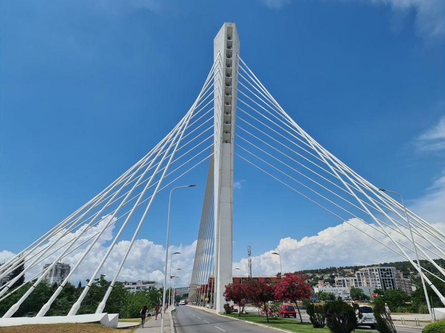 Die zweite Sehenswürdigkeit in Podgorica ist diese Brücke. 