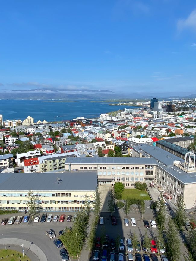 Blick von der Kirchturmspitze aus auf Reykjavik.