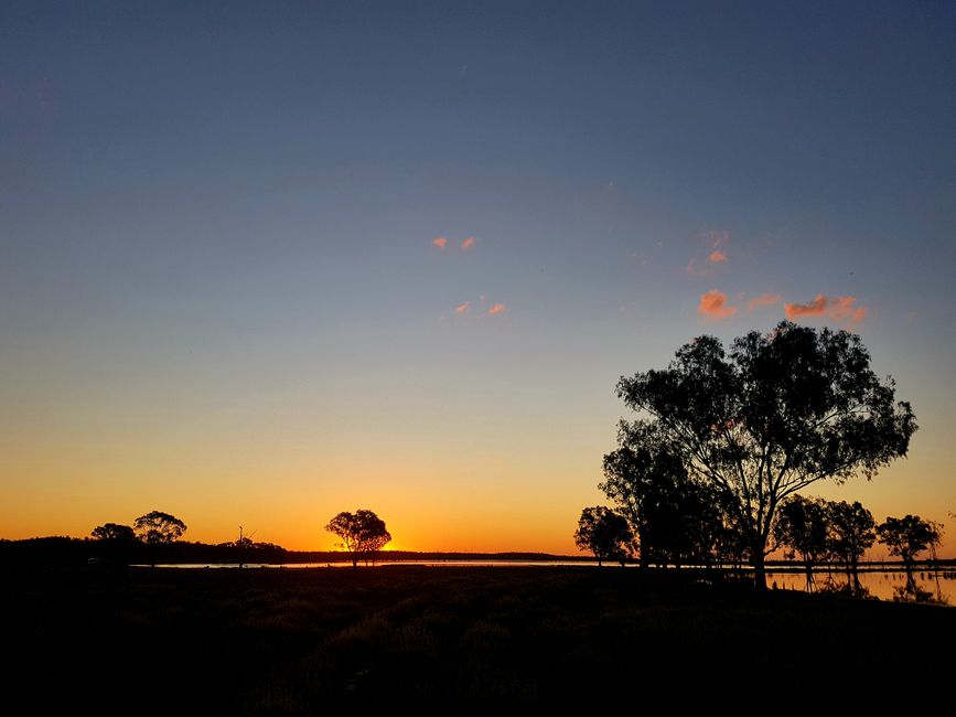 Phänomenale Sonnenuntergangsfarben am McIntyre Brook, Outback Queensland