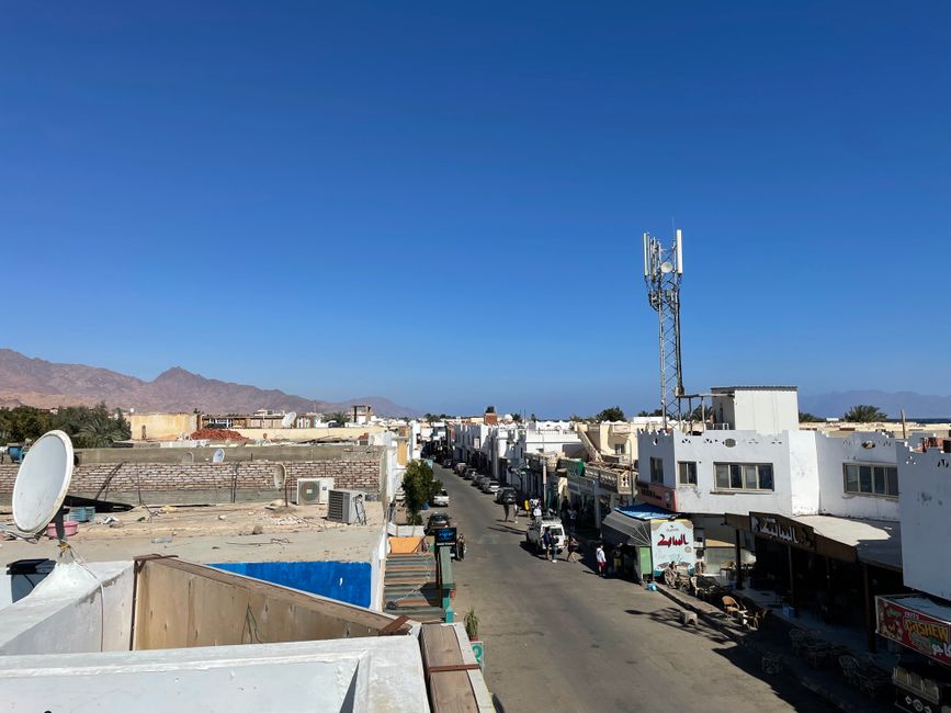 Blick vom Hostel Roof auf die Hauptstraße Dahabs