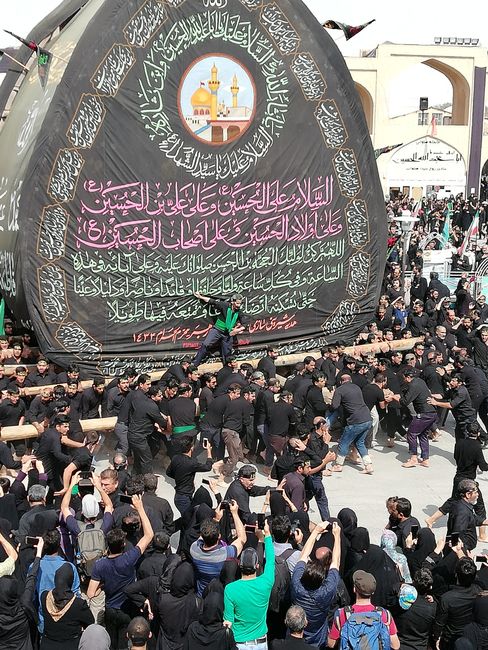 EIn riesiges und schweres Holzgerüst, dass zu Ehren Imam Husseins im Kreis getragen wird.