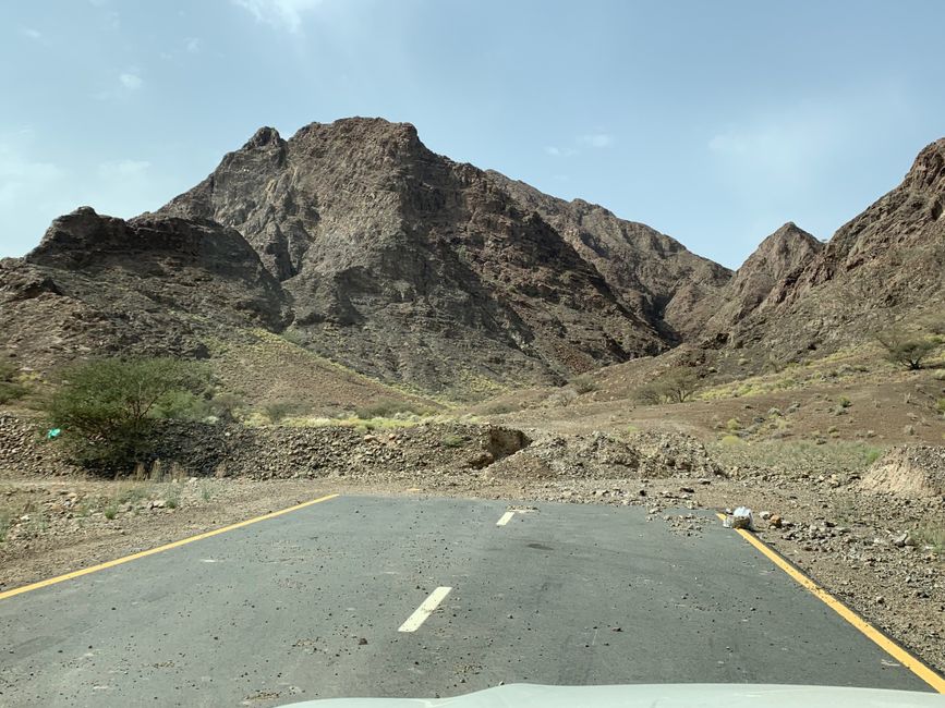 Der Oman ist sehr grosszügig im Strassenbau und denkt immer an mögliche Strassen Erweiterungen