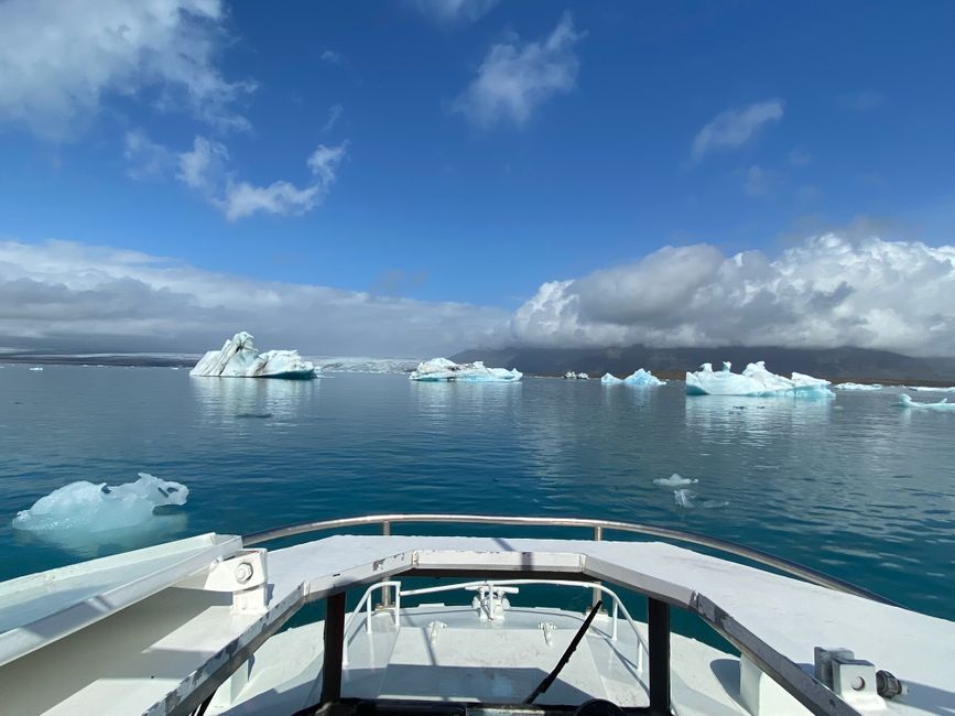 Hier die Fahrt über die Lagune, welche die tiefste und flächenmäßig grösste Gletscherlagune Islands ist. 22 km2 im Umfang und über 270 Meter tief.