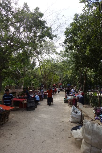 Chichén Itzá - Still early, the vendors aren't prepared yet