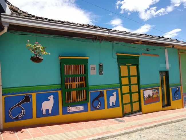 Die Häuser in Guatapé sind mit handbemalten Keramiken geschmückt.
