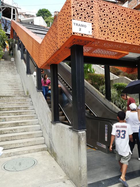 Rolltreppen im Freien erleichtern den Bewohnern das Erklimmen der Hänge.