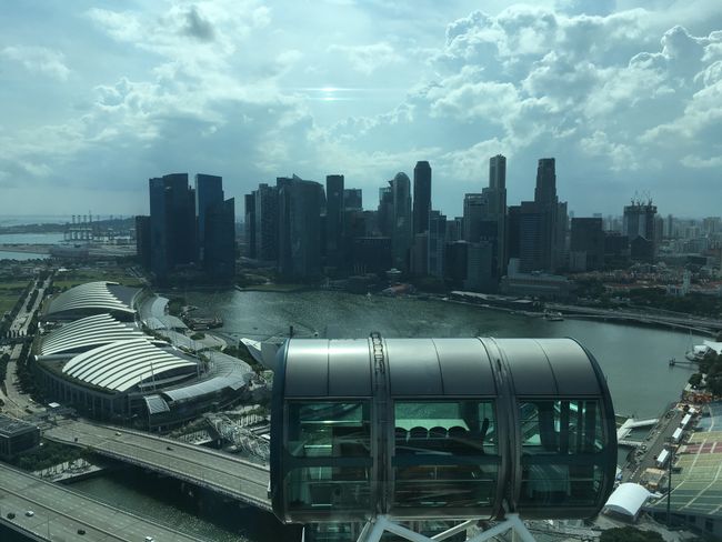 Blick aus dem Riesenrad auf Singapur Downtown