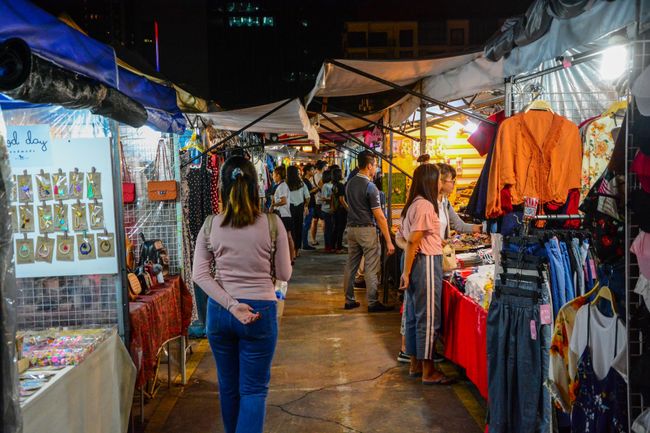 Einer von vielen Nachtmärkten in Bangkok, auf dem wir uns erst einmal mit gechillten Hippster Hosen eindeckten. Leider konnte man dort kein bisschen feilschen. Aber die Preise waren für "europäische-Verhältnisse" trotzdem noch sehr niedrig. 