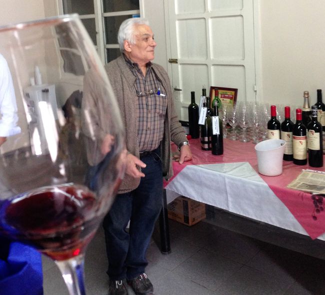 Carmelo Patti hat eines der kleineren Weingüter, aber er erklärt gerne und herzlich - die Weine hervorragend
