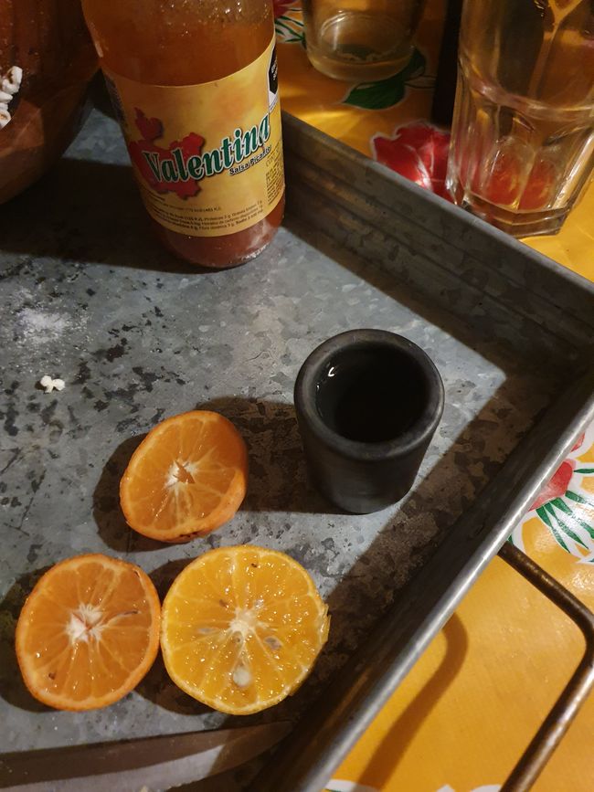 Mezcal, serviert mit Orangen