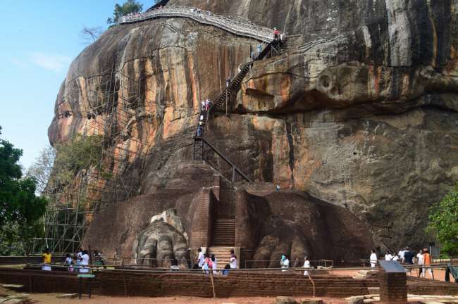Aufstieg auf den Sigiriya-Felsen