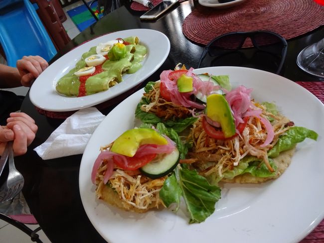Enchiladas und Cochinita pibil (eine Art pulled pork mit Orange)