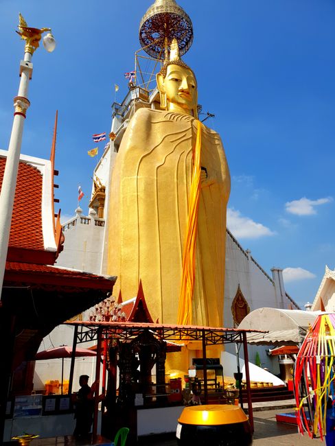 Wat Intharawihan (Standing Buddha)