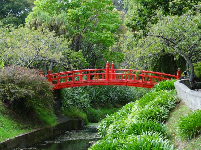 Chinesische Brücke im Garten von Oamaru