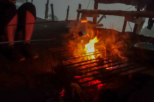 Abends kann man dann wirklich nichts mehr sehen außer den Marshmallows über dem Feuer. 
