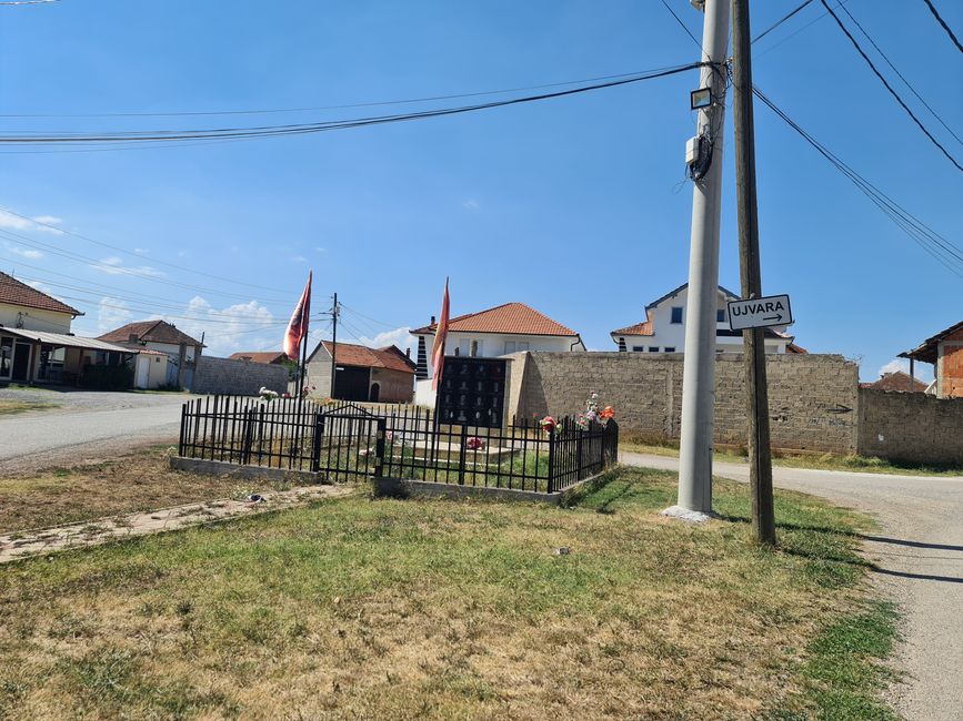 In Albanien durfte in keinem Dorf ein Denkmal für den gloreichen Sozialismus nicht fehlen. Der Hang zu Denkmälern besteht auch im Kosovo. Allerdings sind es hier vorrangig UÇK-Denkmäler.