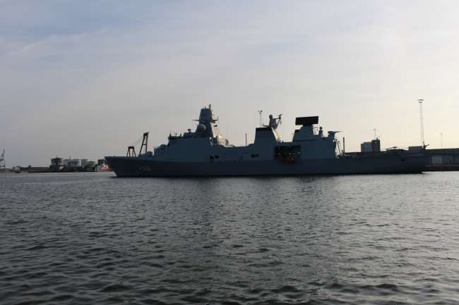 Riesen Kriegsschiff der Danish Navy direkt vor meinem Wohnheim. Keine Ahnung, was es da gemacht hat.