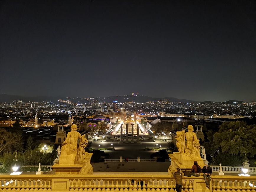 Blick von den Stufen des Museu Nacional d’Art de Catalunya bei Nacht