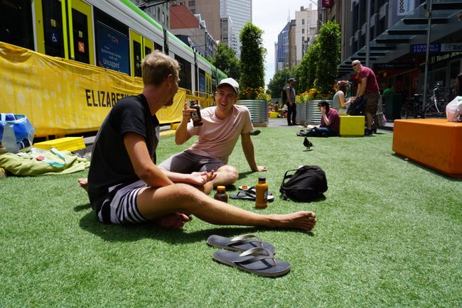 Innenstadt, Melbourne - Kontrast zwischen kleiner künstlicher Picknickfläche und Großstadt- / Innenstadtambiemte 