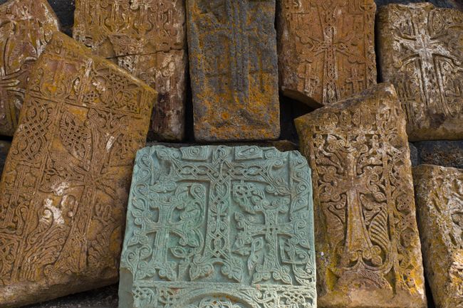 Kreuzsteine sind in Armenien allgegenwärtig.
