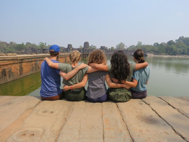 Group-Hug vor Angkor Wat