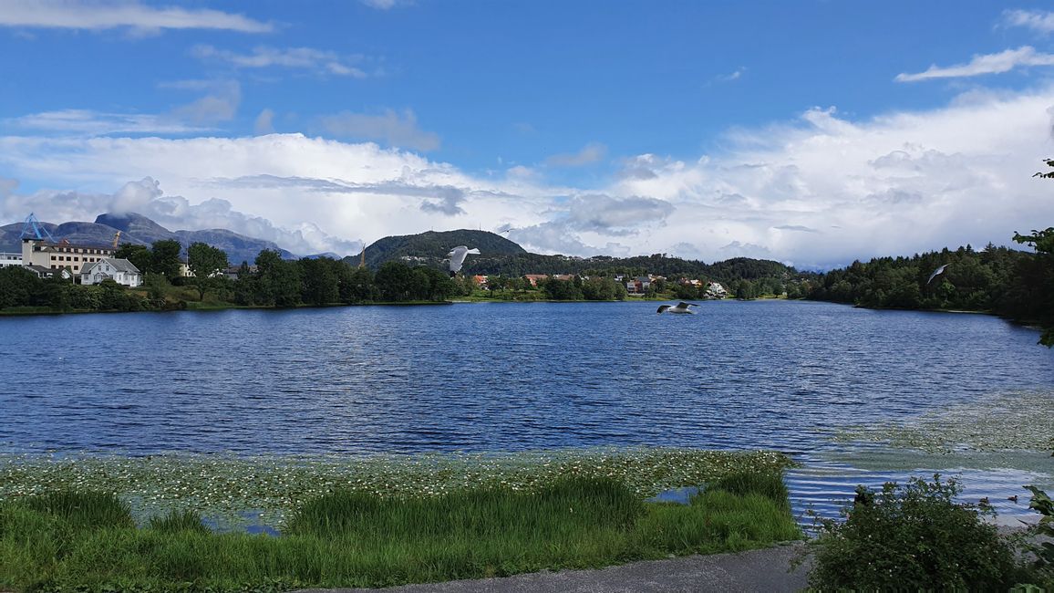 Lake in the middle of the peninsula on which Florø is located