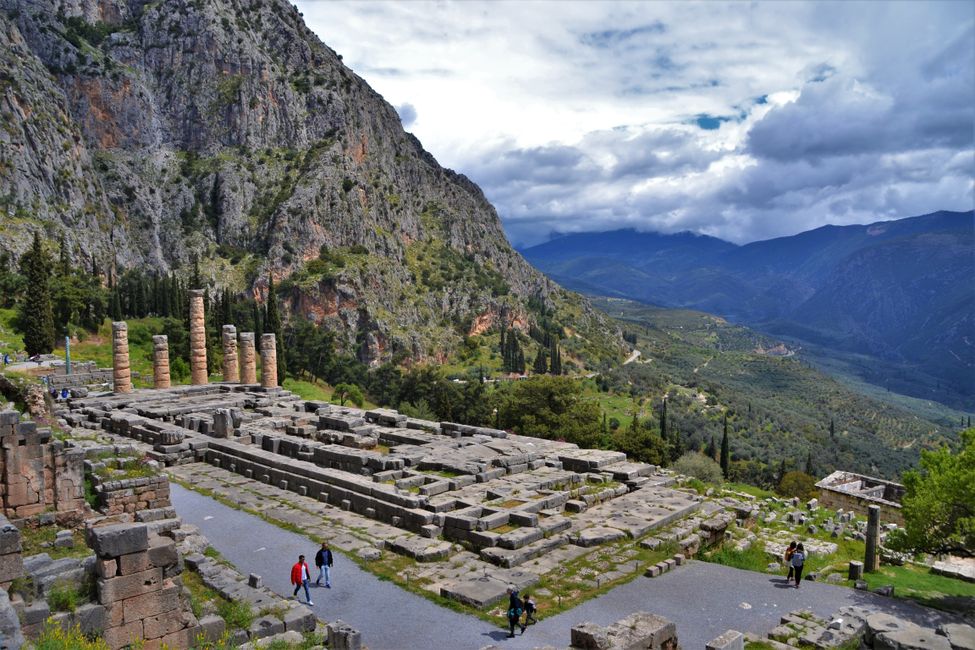 One of the world's first earthquake-resistant walls. After an earthquake in Delphi that had destroyed many temples, the foundation wall of the great temple was rebuilt to be earthquake-resistant. It also houses the largest public library of antiquity, as texts were carved into the entire wall.