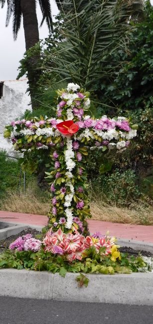 Geschmücktes Kreuz am Straßenrand zum Muttertag