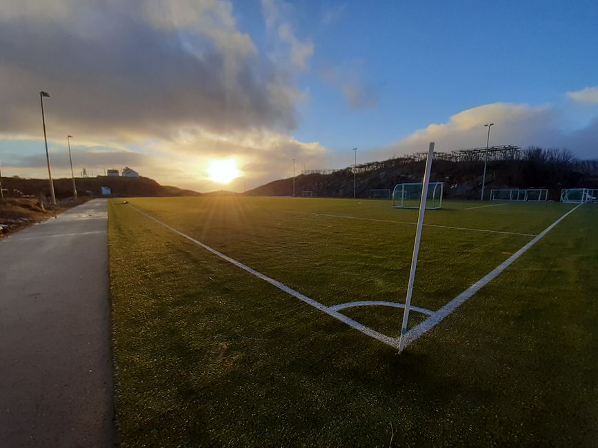 Fußballplatz bei Sonnenuntergang in Henningsvær