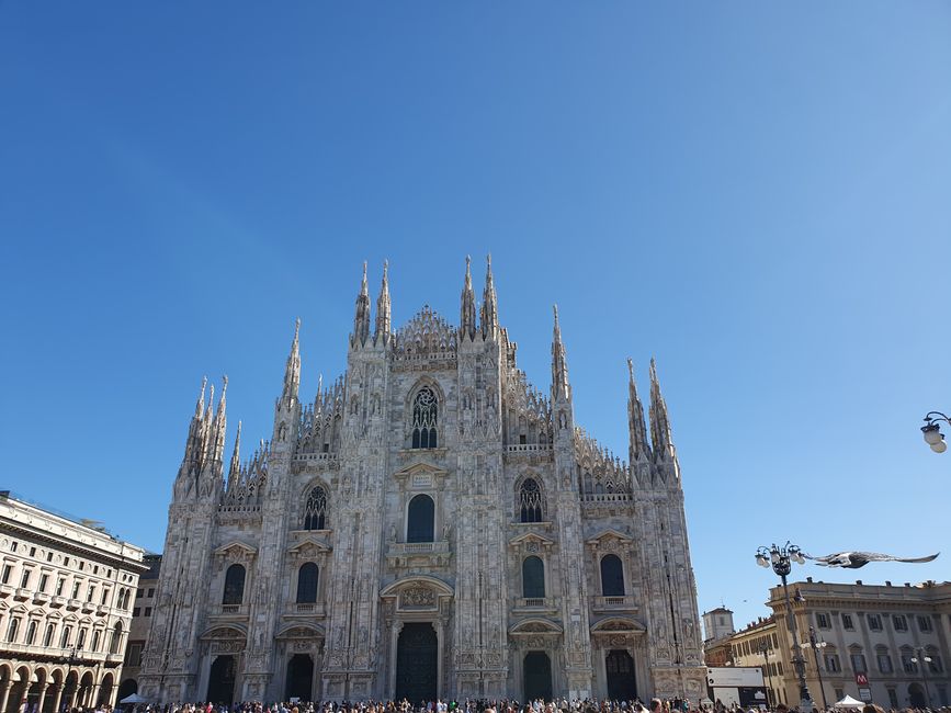Milan Cathedral + 1000 tourists