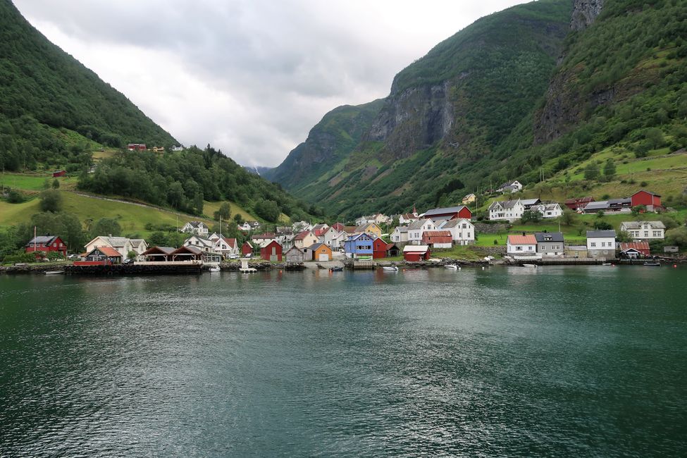 Eine abgelegene Ortschaft im Aurlandsfjord.