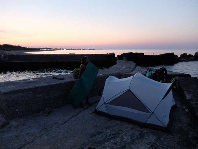 Nach 100 km und erfolgloser Campingplatz Suche - ein Platz am Meer