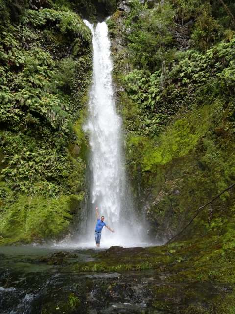 Der Wasserfall im Regenwald