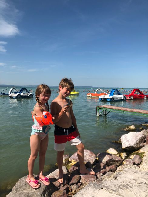 Children in front of Lake Balaton