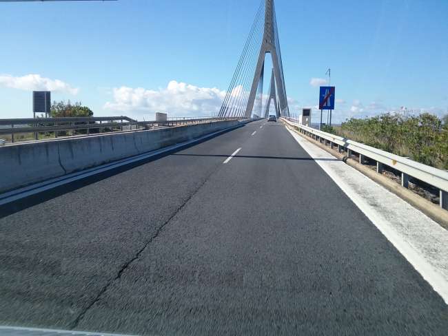 Die Brücke über den Fluss nach Portugal