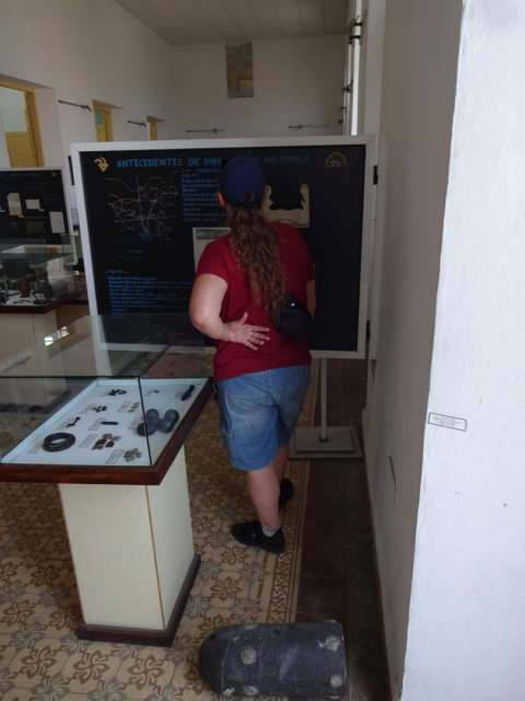 Museo Provincial: Man beachte die Stolperfalle alias Kanonenkugel am Boden und das zugehörige Schildchen daneben an der Wand. Ein typisch kubanisches  Ausstellungsstück