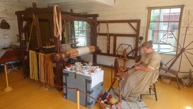 Spinnrad und 200 Jahre alter Webstuhl, Upper Canada Village