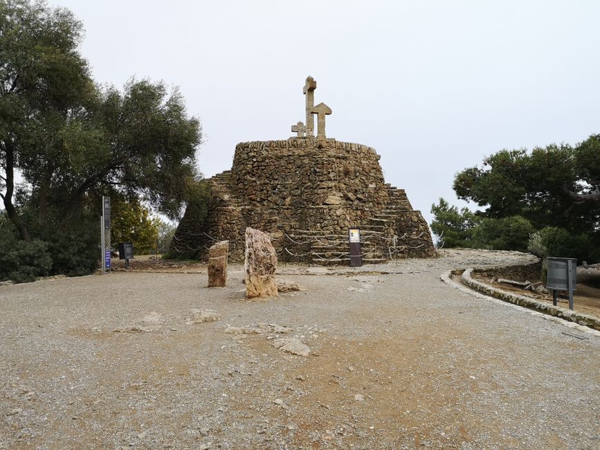 Lo especial de esta imagen no es tanto que haya tres cruces. Es el punto más alto del parque y, por lo tanto, ofrece una gran vista. Normalmente estaría lleno de gente aquí! 