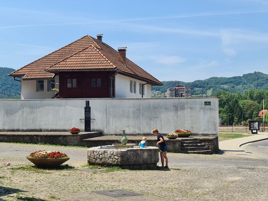 Karl konnte den städtischen Brunnen erkunden und wir Wasser bunkern.