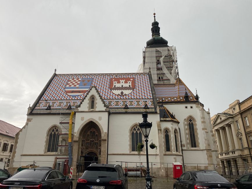 St. Markus Kirche mit den Insignien Kroatiens und Zagrebs auf dem Dach
