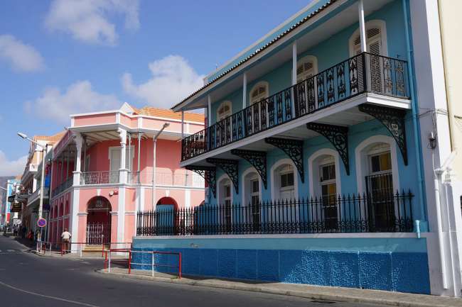 farbenfrohe Häuser in Mindelo